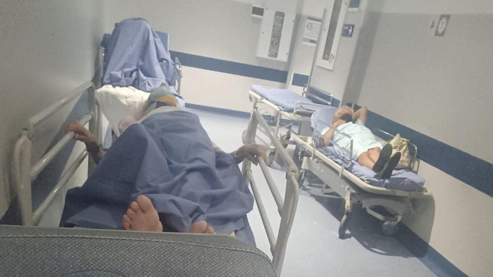 Pazienti in attesa al pronto soccorso dell’ospedale di Cisanello a Pisa alcune sere fa