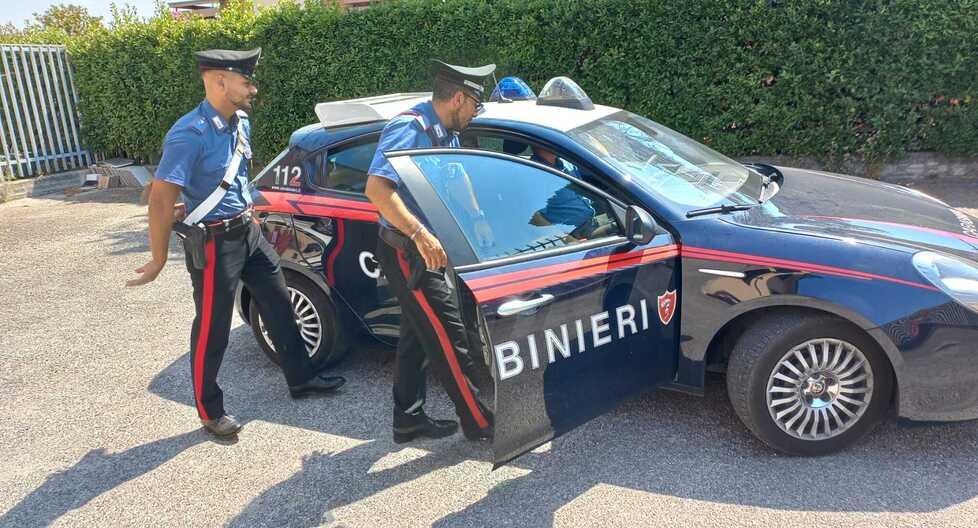 Bientina, armato di coltello tenta di rapinare mamma e figlia: dalla fuga all’arresto 