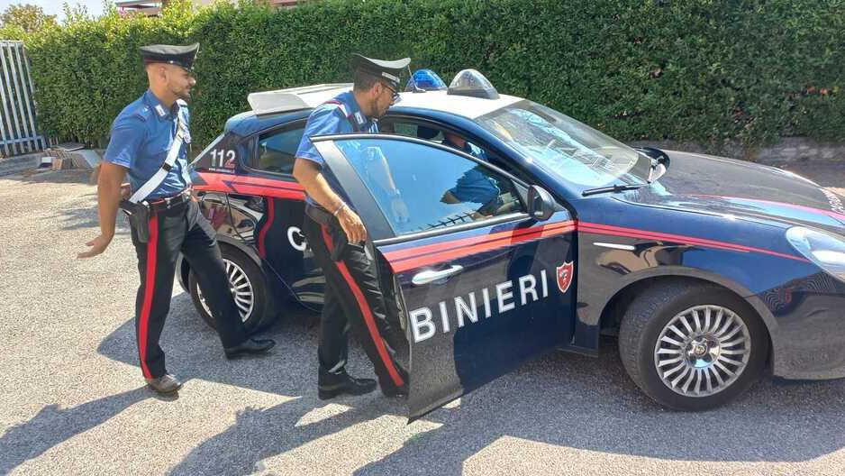 Bientina, armato di coltello tenta di rapinare mamma e figlia: dalla fuga all’arresto
