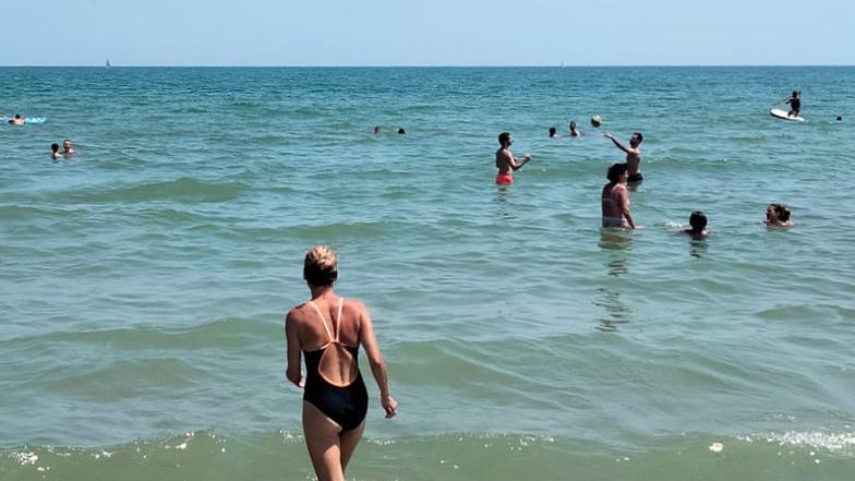 La siccità "salva" il mare: le acque dei  Lidi mai così limpide e blu. Ma la natura soffre l’assenza di acqua