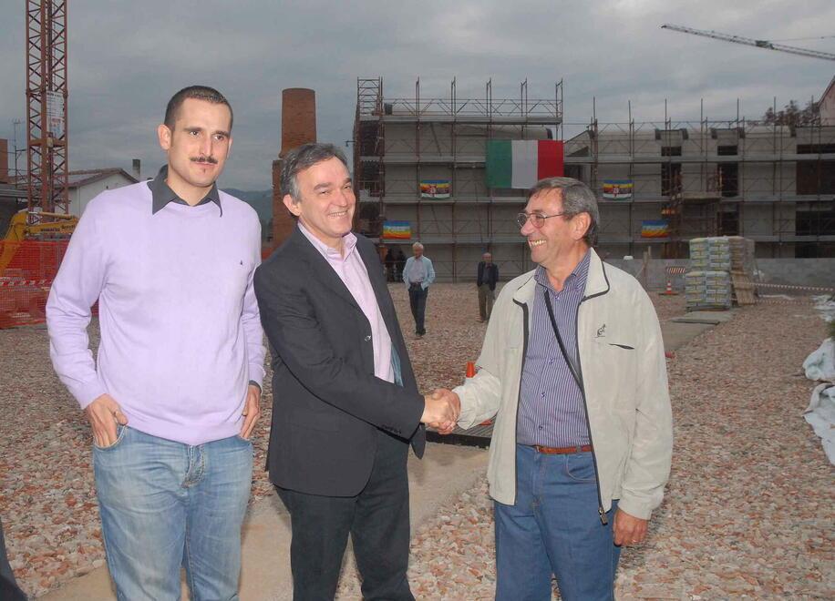 Pietro Fedi stringe la mano all’allora presidente della Regione Enrico Rossi in visita al cantiere del nuovo circolo delle Fornaci