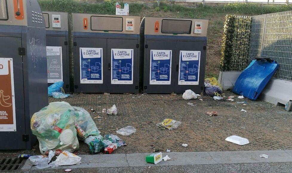 Lo stato in cui versa l’isola ecologica di via Musselbourg a Rosignano Solvay, con i sacchi carichi di rifiuti abbandonati fuori dai bidoni