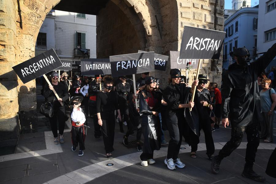 Le “delegazioni” degli Zorro da tutto il mondo mentre arrivano in piazza Roma a Oristano 
 
 
 

