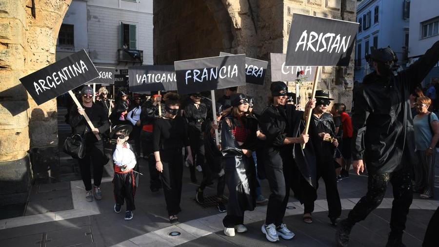 Le “delegazioni” degli Zorro da tutto il mondo mentre arrivano in piazza Roma a Oristano 
 
 
 

