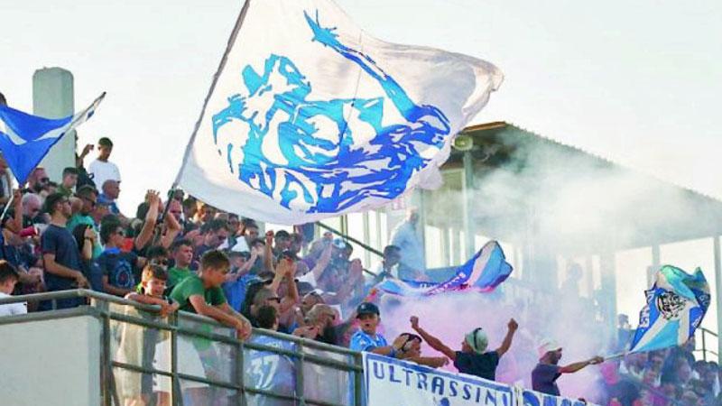 Nella foto di Autovino i tifosi azzurri presenti a sostenere la squadra nell’ultima amichevole giocata a inizio settimana al centro sportivo di Petroio