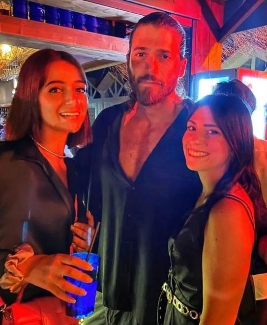 Notte a Forte dei Marmi per Can Yaman