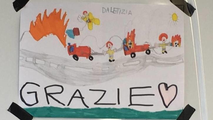 Incendio a Massarosa, ecco il regalo di Letizia per gli angeli del fuoco: un disegno per dire "grazie"