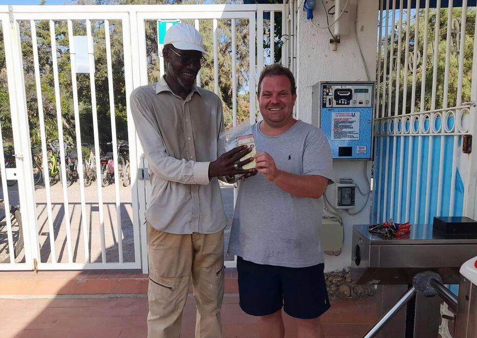 La consegna dei soldi racconti ai Bagni Lido a Mor Thioub per tutti Mamadou l’ambulante sanzionato