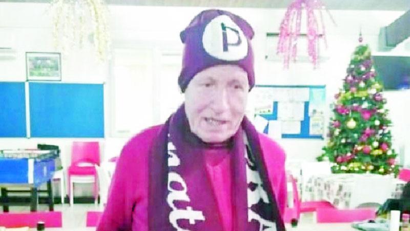 Giulio Testi durante una cena di Natale coi colori granata addosso