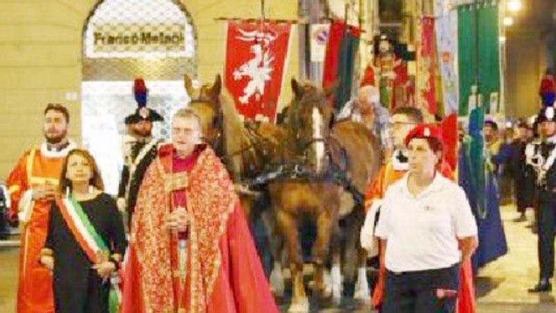 
	L&rsquo;arrivo della processione davanti alla cattedrale in piazza del Duomo (foto Nucci)

