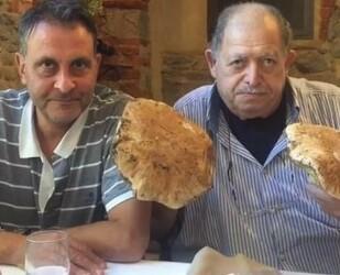 Nella foto a sinistra il ristoratore scomparso con il sindaco Giurlani