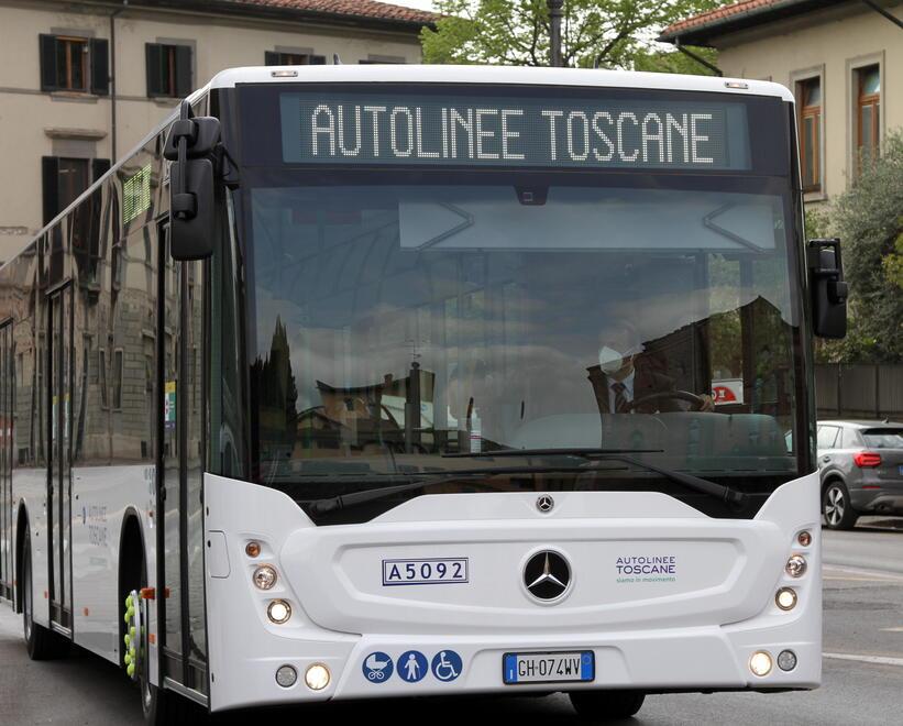 Un autobus di Autolinee Toscane, il nuovo gestore regionale del servizio di trasporto