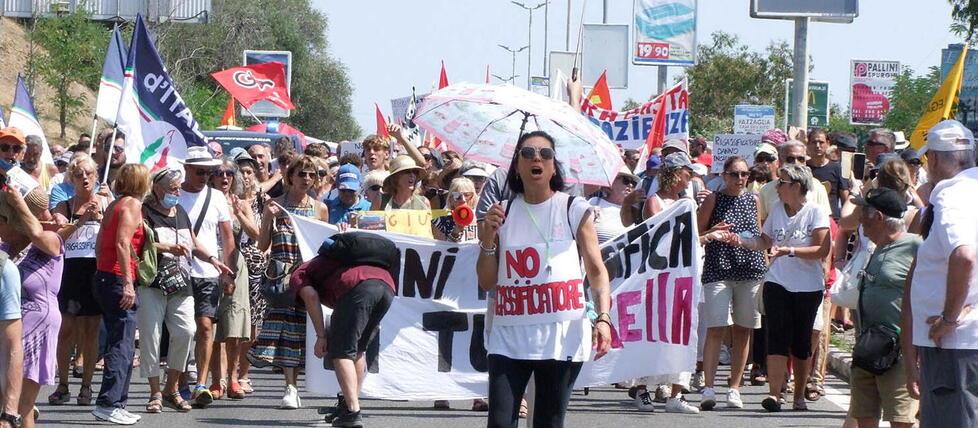 Il rigassificatore agita il Pd locale, nel mirino la protesta con i comitati 