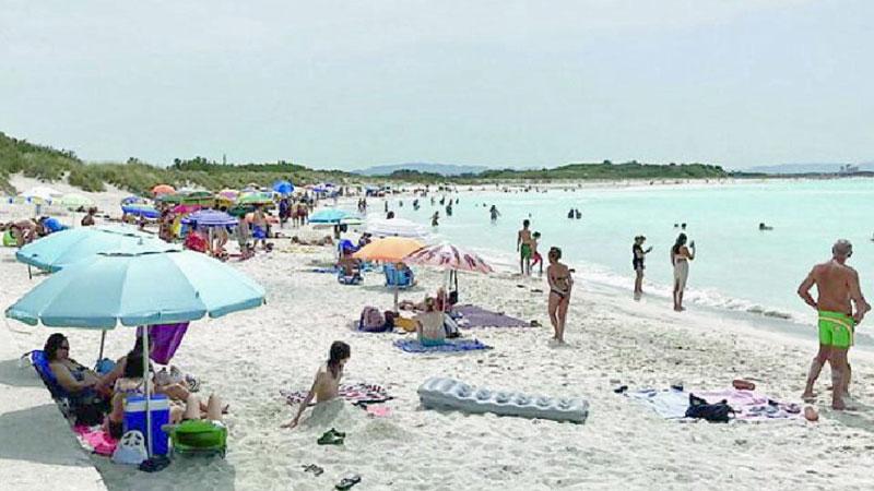Malore in spiaggia: salvato un pensionato 