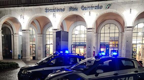 Pisa, coppia aggredita: rapinano lei, feriscono lui