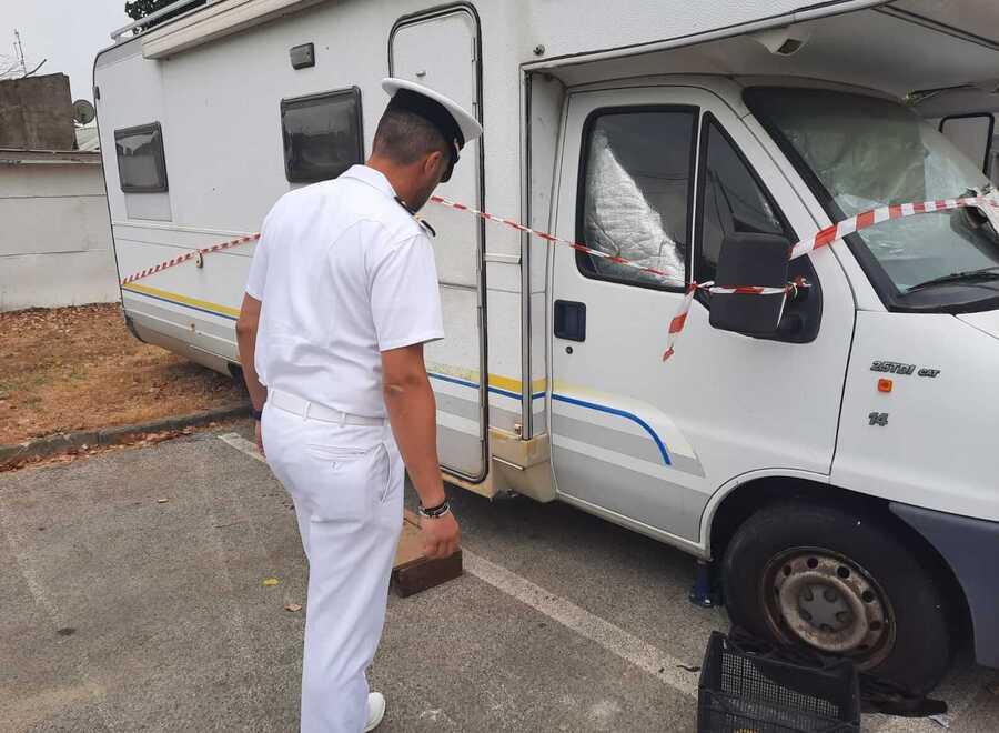 L’addio a “Emmanuel”, l'artista di strada annegato in Darsena a Viareggio