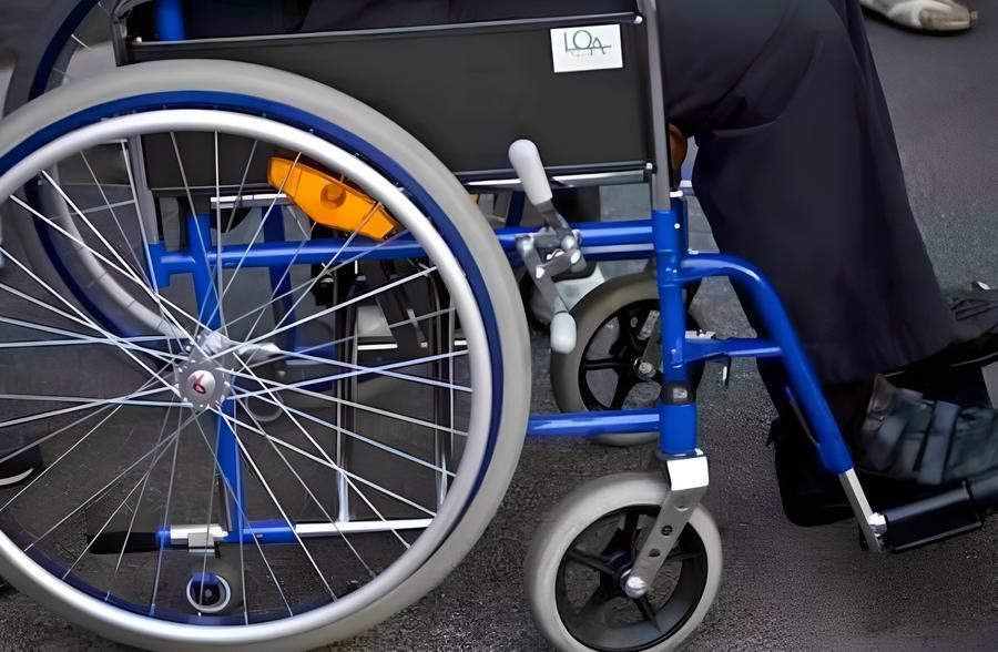 Siena, rubano e danneggiano carrozzina disabili: denunciato un 16enne