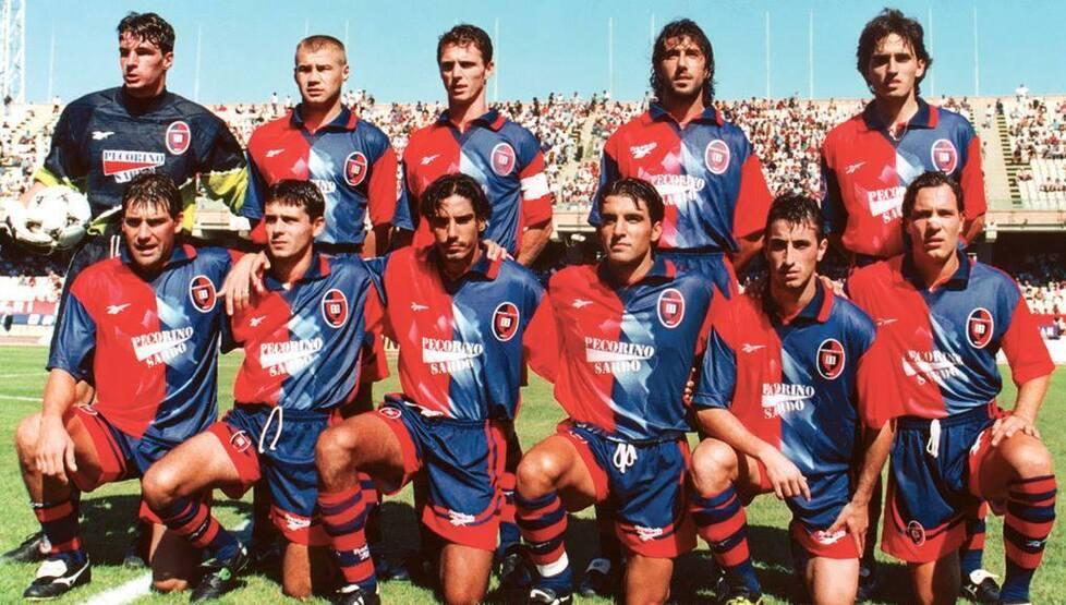 La formazione del Cagliari che esordì nel torneo 1997/98 vincendo per 2-0 in casa contro il Treviso In piedi Scarpi, Zanoncelli, Villa, Lambertini e Grassadonia. Accosciati O’ Neill Vasari, Berretta, Sanna, Banchelli e Muzzi