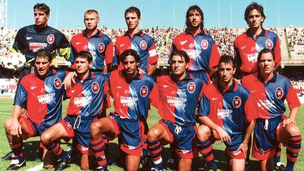 La formazione del Cagliari che esordì nel torneo 1997/98 vincendo per 2-0 in casa contro il Treviso In piedi Scarpi, Zanoncelli, Villa, Lambertini e Grassadonia. Accosciati O’ Neill Vasari, Berretta, Sanna, Banchelli e Muzzi
