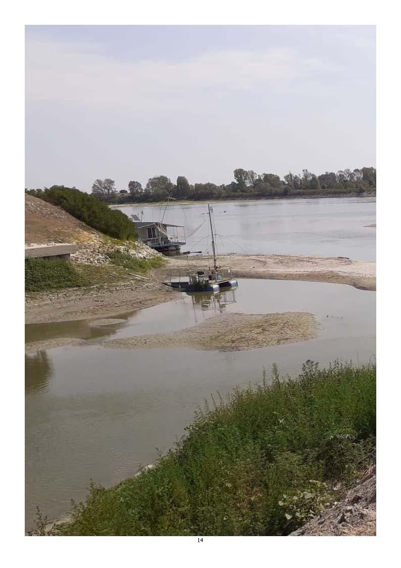 (DIRE) Modena, 18 lug. - Il sistema irriguo del Burana, in Emilia-Romagna, continua ad essere sotto stress "con il massimo delle richieste da soddisfare" ed una disponibilitÃ  di acqua ancora in calo, anche fino a un terzo rispetto alla media degli altri anni. Lo segnala nel suo bollettino di oggi il presidente del Consorzio, Francesco Vincenzi, precisando che si Ã¨ resa indispensabile l'attivazione in 24 ore di protocolli operativi per "intensificare manovre idrauliche che possano garantire l'acqua alle varie zone con criteri di alternanza", agendo capillarmente sui diversi manufatti. Le maggiori difficoltÃ  si stanno riscontrando nella fornitura di acqua ai 70.000 ettari di territorio ricadenti nella provincia modenese e parte della bassa mantovana prelevata al Po tramite l'impianto Sabbioncello. Per questo sono stati attivati altri prelievi alla Chiavica Secchia (Bomporto) ed all'impianto Bozzala Secchia (San Prospero) per 0,3 metri cubi al secondo, in modo da soddisfare le richieste di quelle zone. Al polo Pilastresi di Stellata di Bondeno, nel ferrarese, sono in funzione sette pompe degli impianti sussidiari in grado di fornire 21 metri cubi al secondo di acqua, per far fronte alla richiesta di cui beneficia principalmente il territorio del Consorzio di bonifica della pianura di Ferrara (150.000 ettari extra-comprensorio Burana) che non puÃ² prelevare dai propri impianti a causa della risaluta del cuneo salino nel grande fiume. Ma rimangono "gravi criticitÃ ", conferma il Burana, anche nei Comuni modenesi di Nonantola e Ravarino, che sono serviti da quattro impianti sul Panaro per una portata di 0,3 metri cubi al secondo. "Si ravvisa quindi la necessitÃ  di un utilizzo piÃ¹ oculato possibile della risorsa idrica riducendone al minimo l'impiego", conclude il Consorzio. (Lud/ Dire) 18:05 18-07-22 NNNN 