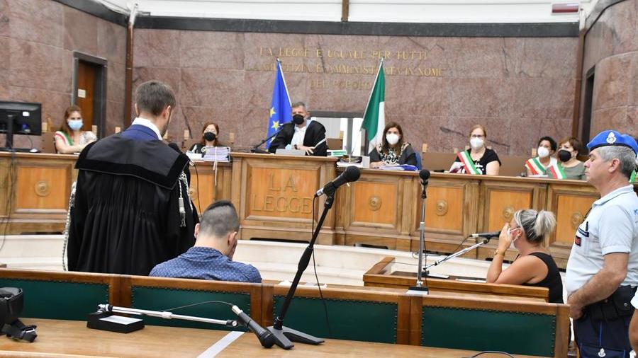 Claiudio Dettori di spalle, accanto a lui l'avvocato Bruno Conti