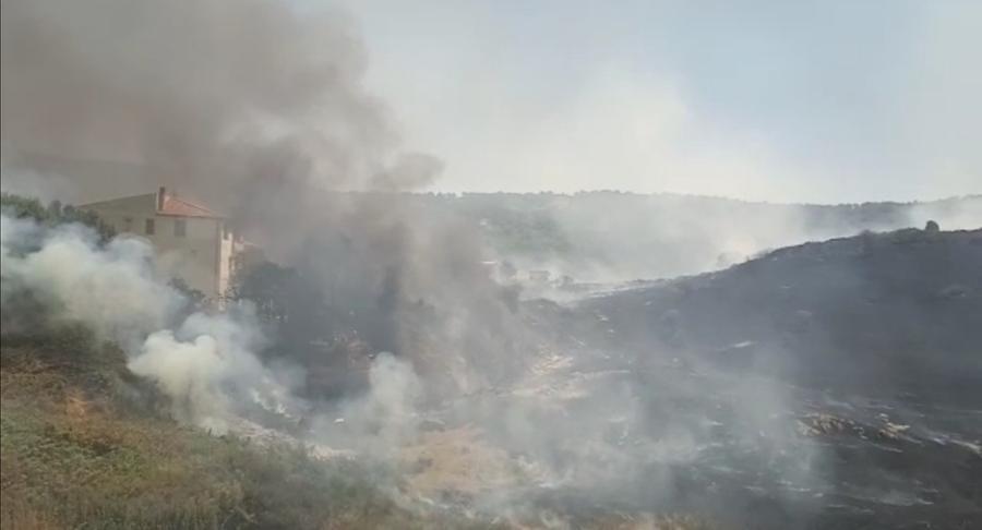 Paura a Bonorva, le fiamme raggiungono il paese: 40 case evacuate