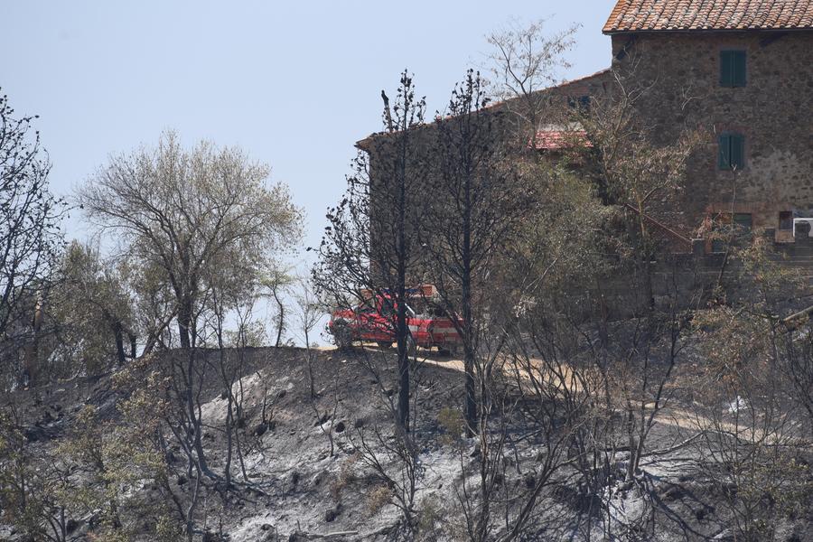 Maxi incendio a Cinigiano, l’incendio riprende dopo lo stop