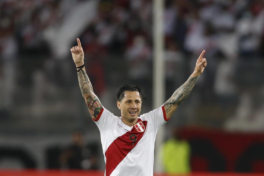 
	Gianluca Lapadula con la maglia del Per&ugrave;

