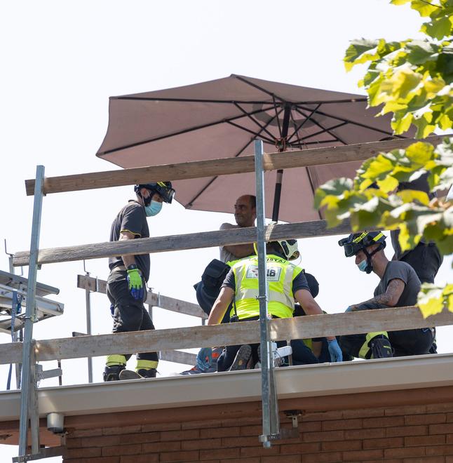 Modena Muore sul tetto per il caldo «Gli dicevo di scendere... Siamo nati insieme ed è morto accanto a me» 