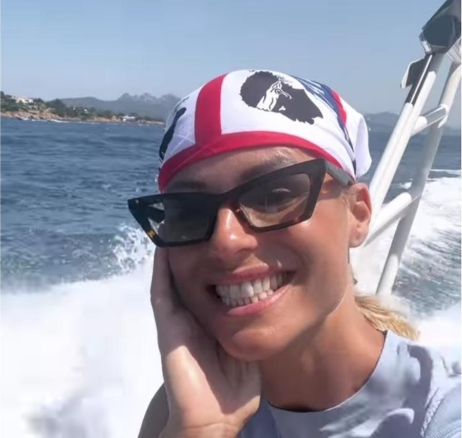 
	Michelle Hunziker con la bandana

