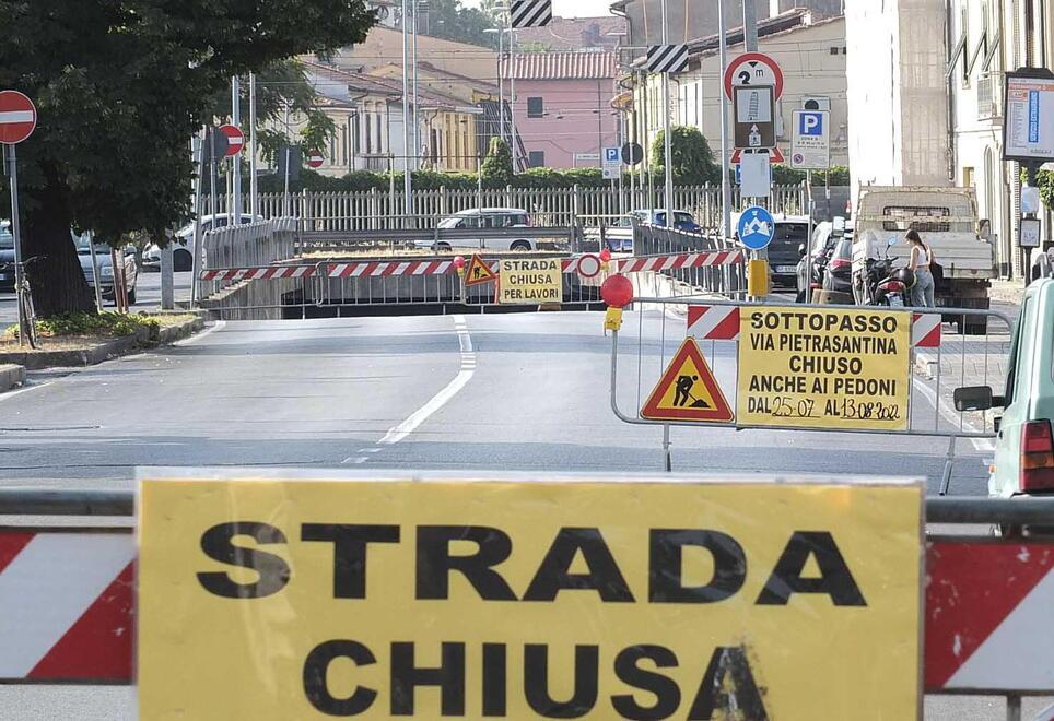 Sottopasso chiuso e traffico in tilt per i lavori accanto a piazza Duomo