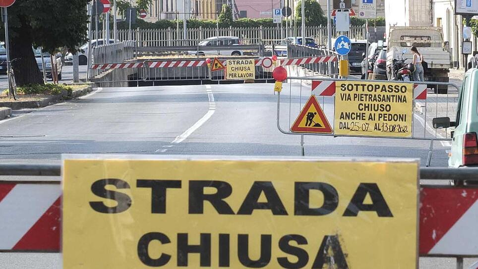 Sottopasso chiuso e traffico in tilt per i lavori accanto a piazza Duomo