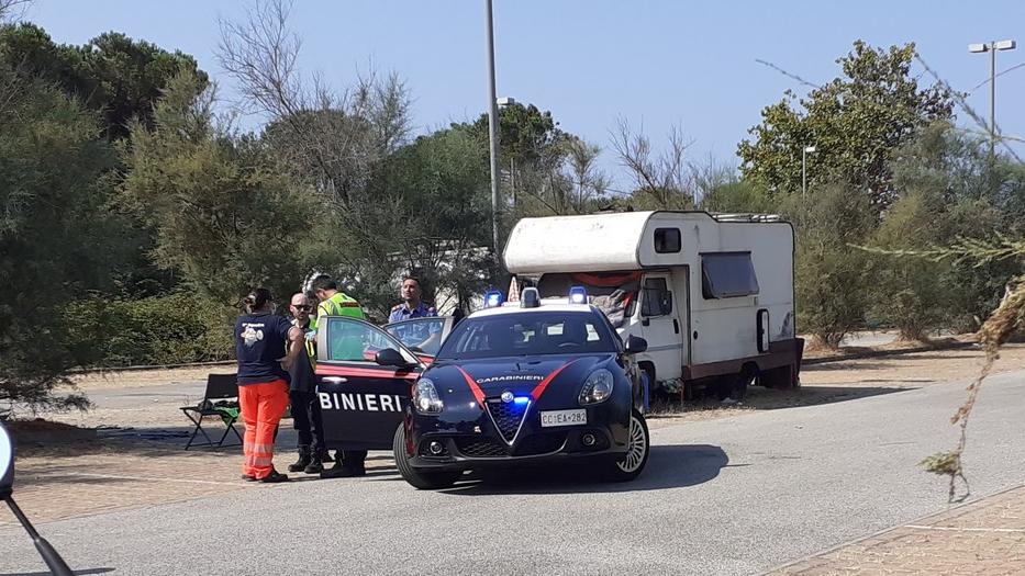 Viareggio, rissa con catene e bottiglie lungo la strada per il mare. La rabbia dei residenti: «Basta»