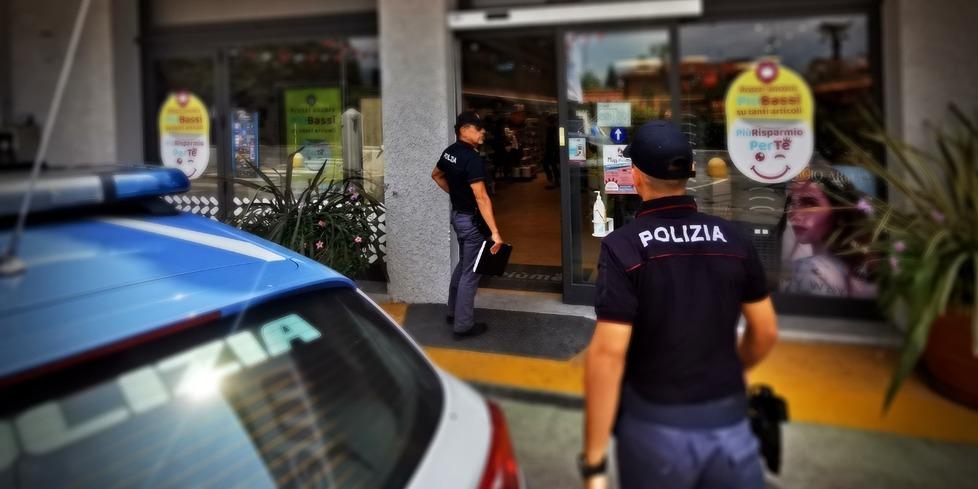 Forte dei Marmi, rapina il negozio col martello e scappa con 500 euro: «Così lo abbiamo preso»