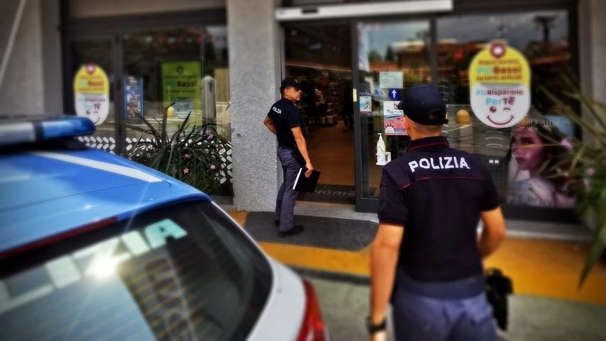 Forte dei Marmi, rapina il negozio col martello e scappa con 500 euro: «Così lo abbiamo preso»