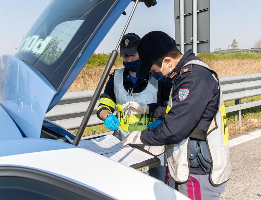 Dodicimila euro nascosti in auto: nei guai per riciclaggio 