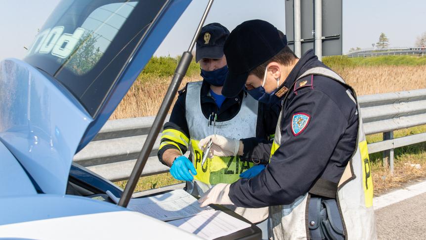 Dodicimila euro nascosti in auto: nei guai per riciclaggio