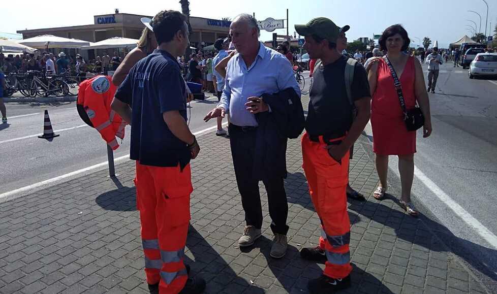 Domenico Piedimonte, volontario Croce Bianca, ed Enrico Ricci, autista a Marina di Massa, domenica con il presidente della Provincia Gianni Lorenzetti
