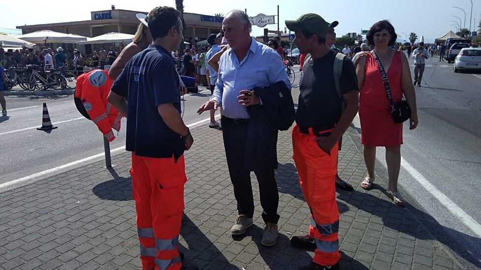 Domenico Piedimonte, volontario Croce Bianca, ed Enrico Ricci, autista a Marina di Massa, domenica con il presidente della Provincia Gianni Lorenzetti