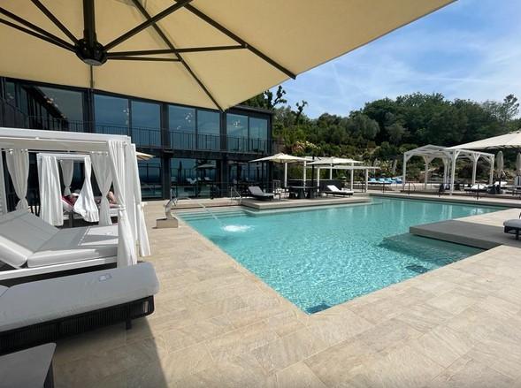 La piscina termale alle Panteraie: «Qui si può fare e anche negli hotel»