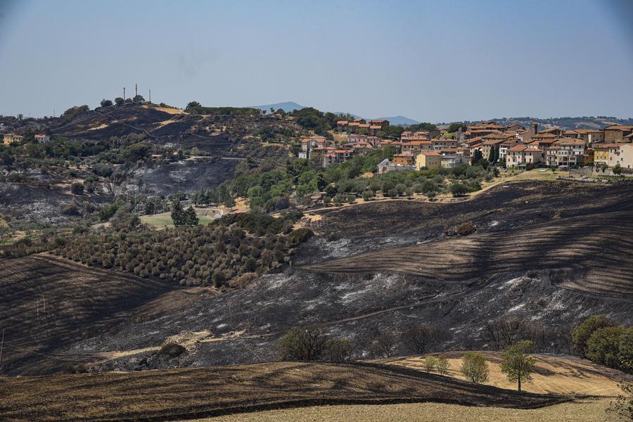 Incendio a Cinigiano: venti in aumento, le fiamme bruciano 700 ettari