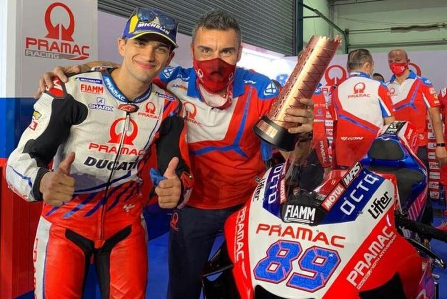 
	Jarno Polastri con la mascherina e il pilota Jorge Martin

