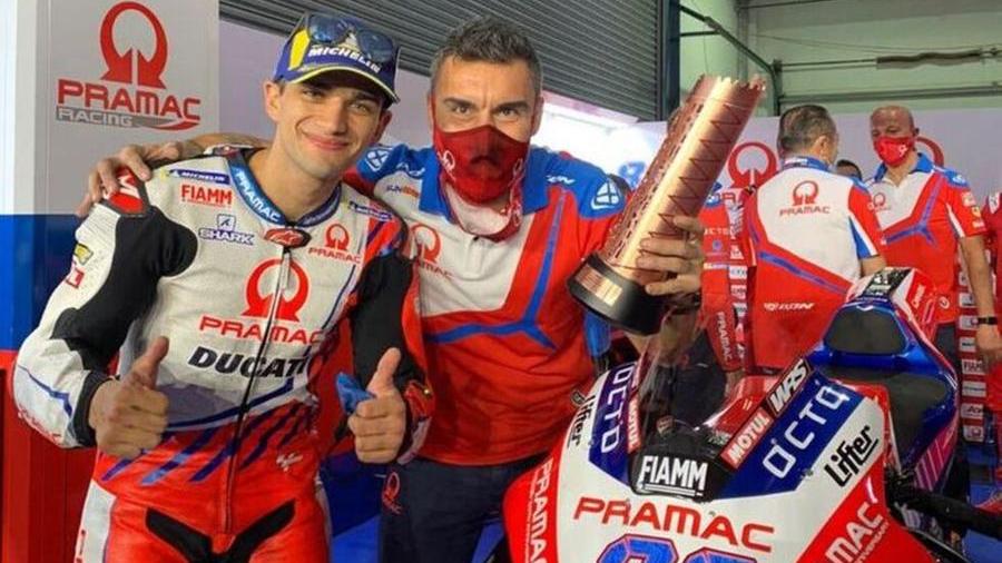 Jarno Polastri con la mascherina e il pilota Jorge Martin