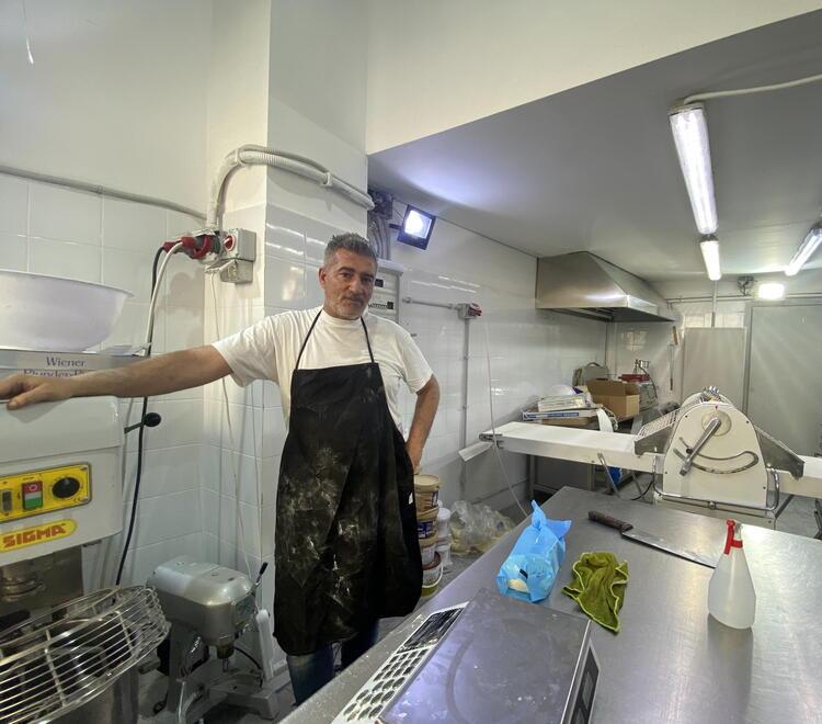 
	Claudio Cervoni, titolare insieme al fratello della cornetteria di via Saffi a Pontedera&nbsp;

