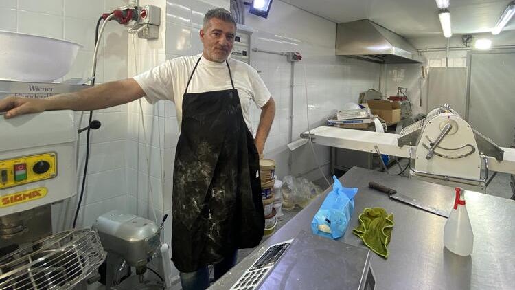 Claudio Cervoni, titolare insieme al fratello della cornetteria di via Saffi a Pontedera 