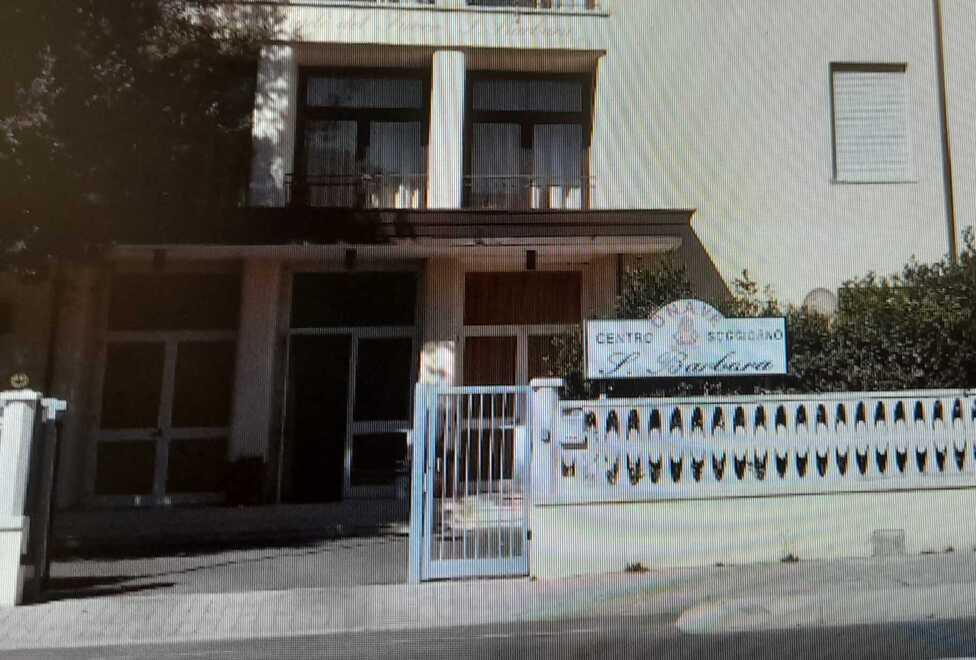 L’ingresso del centro di soggiorno estivo dei vigili del fuoco sul viale del Tirreno