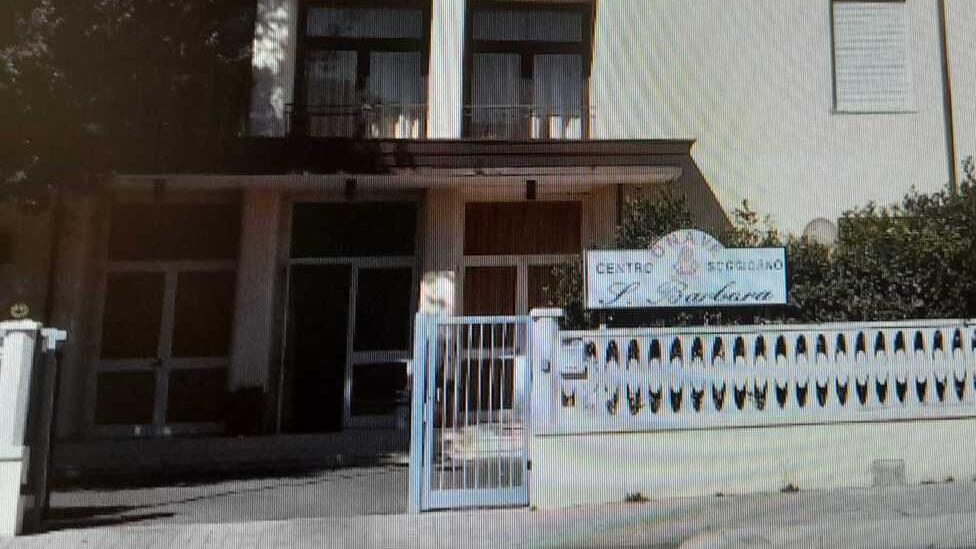 L’ingresso del centro di soggiorno estivo dei vigili del fuoco sul viale del Tirreno