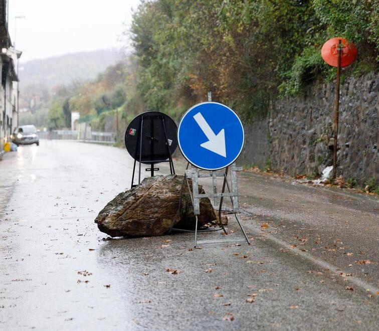Frana in via Modenese. Comune e proprietari ai ferri corti sui lavori 