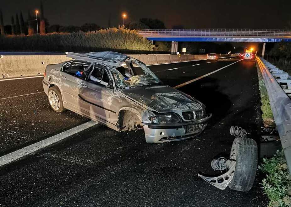 Vola con l’auto per venti metri e si ribalta cinque volte in A11