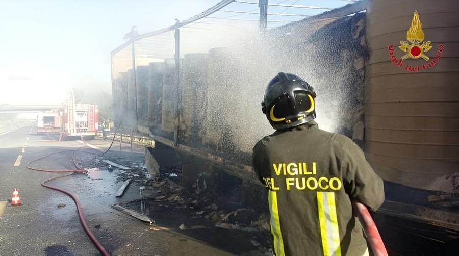 Camion a fuoco, chiusa per un’ora l’A11 verso Firenze